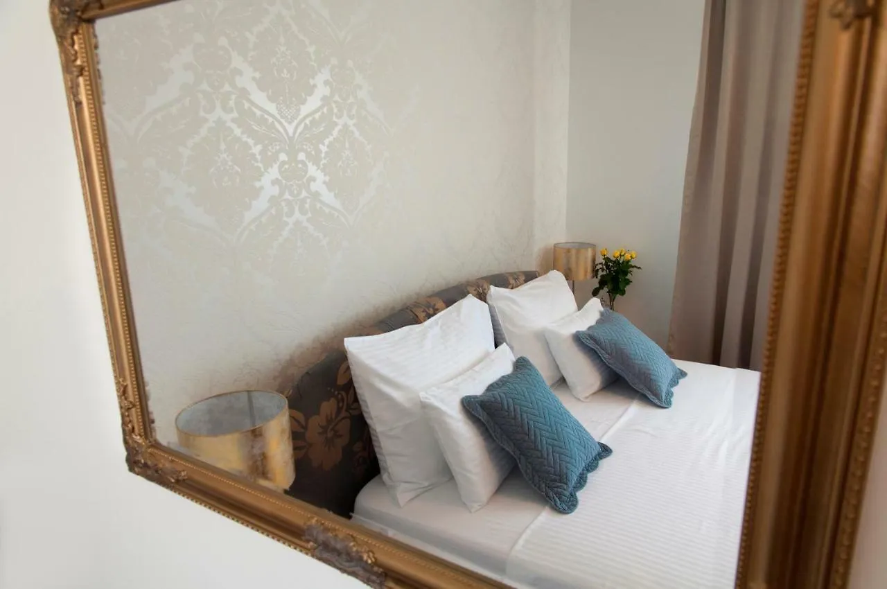 Bel Canto Split Apartment